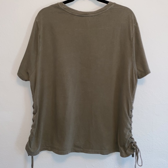 Forever 21 Plus Size V Neck Cutout - Picture 4 of 5